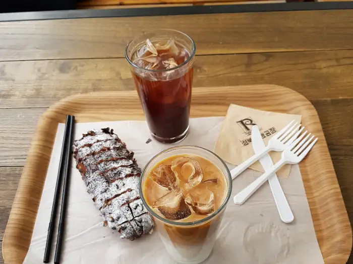 주문한 빵과 커피 모습