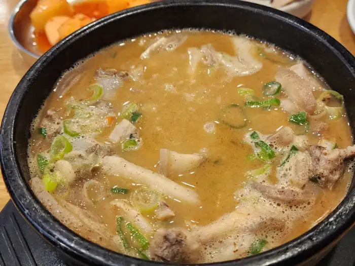만복순대국 산본점 순대국 속 돼지 부속과 순대