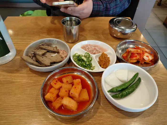 테이블 위에 차려진 푸짐한 반찬과 순대국