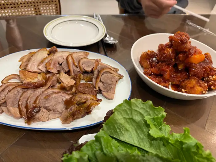 빵집의 햄버거 빵 진열 모습
