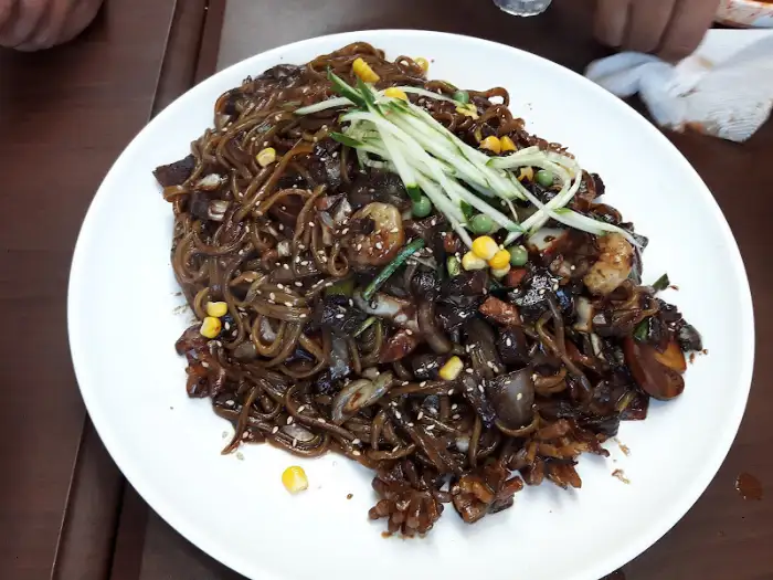 윤기 나는 짜장면 한 접시