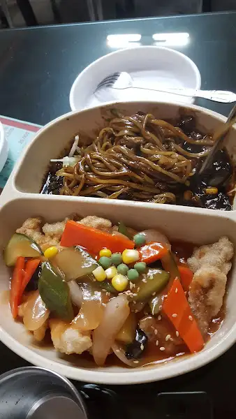 분리된 용기에 담긴 짜장 소스와 면, 그리고 탕수육