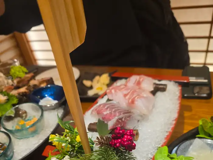 신선한 사시미와 곁들임