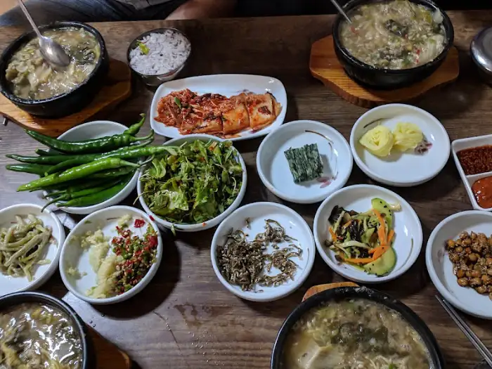 다양하고 정갈한 반찬 구성