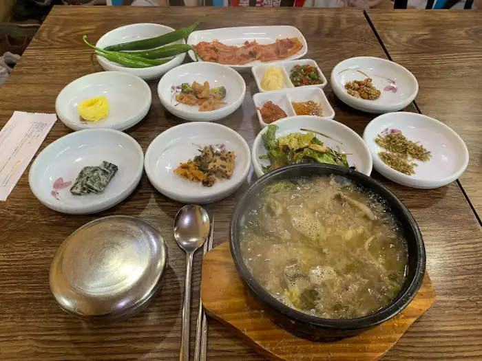 김이 모락모락 나는 추어탕과 곁들임 찬