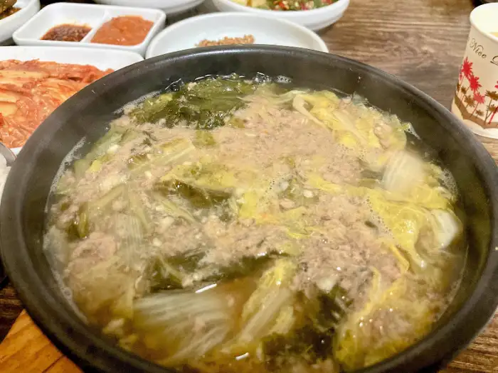 추어탕의 풍성한 건더기와 국물