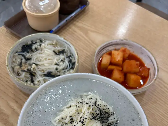 별미국수 밑반찬과 멸치육수