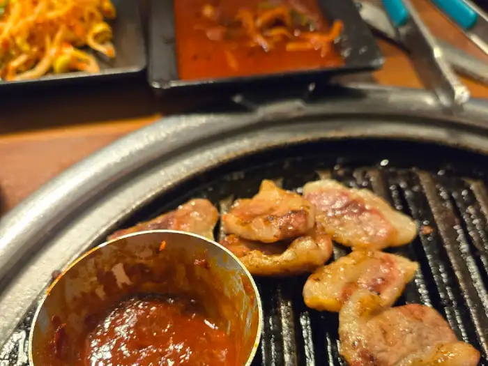 앞접시에 담긴 양념장과 곁들임 반찬들