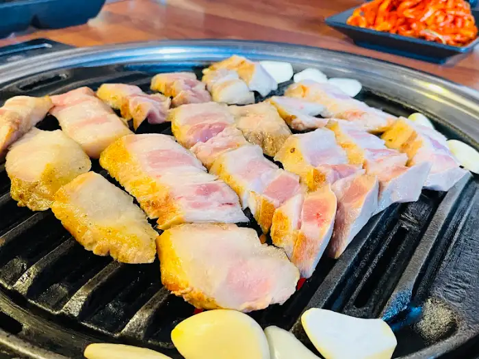 맛있게 익어가는 주먹구이와 곁들임 음식들
