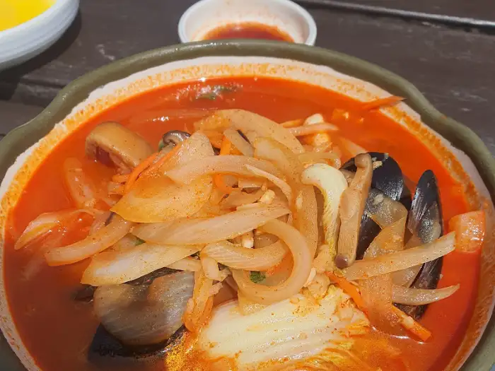 푸짐한 해산물이 가득 담긴 짬뽕의 클로즈업 샷