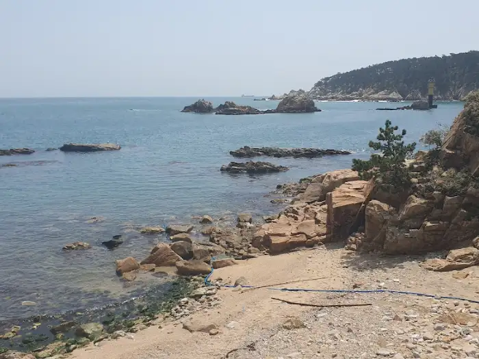 바다와 해변의 탁 트인 전경
