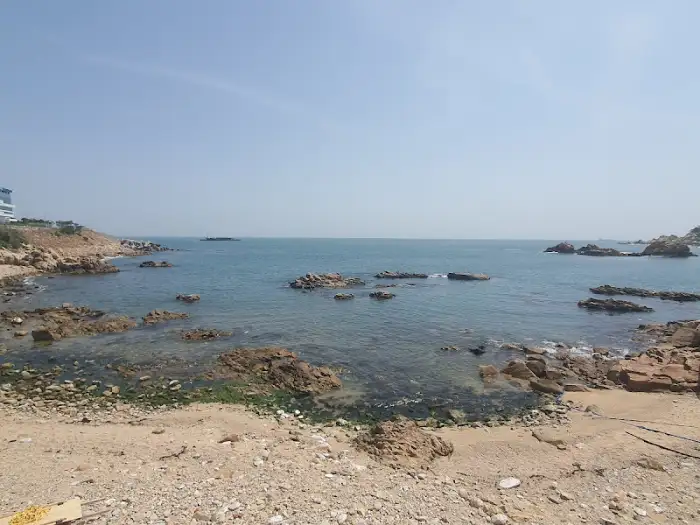해변과 바위, 그리고 푸른 하늘의 조화로운 풍경