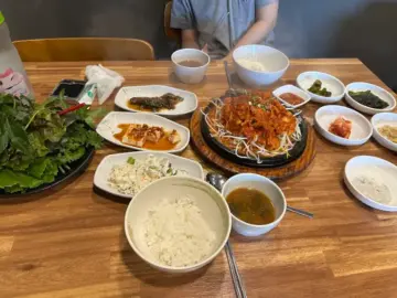 이 동네라면 무조건 오세요! 쌈 채소 풍년에 돼지고기까지, 가성비 대박 식당 발견!