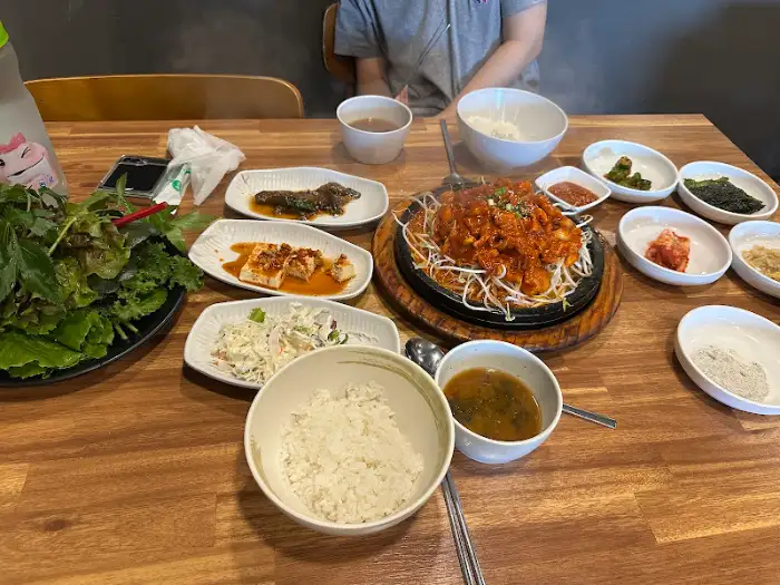 테이블에 차려진 돼지 불고기와 쌈 채소