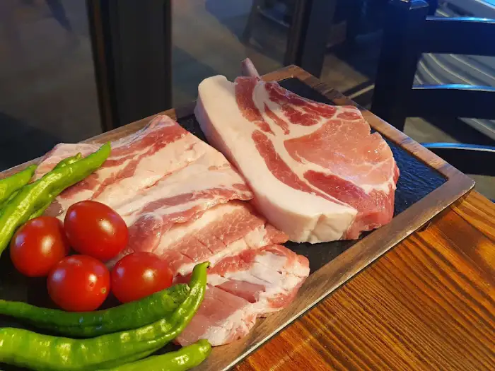 신선한 돼지고기 덩어리와 꽈리고추, 토마토