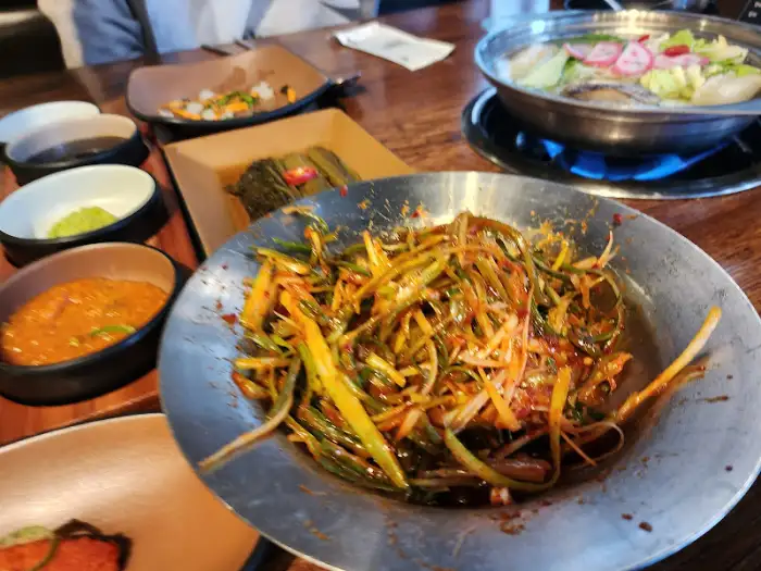 푸짐하게 차려진 밑반찬과 샐러드