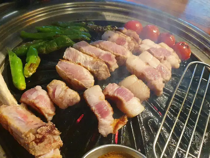 다 익은 돼지고기와 곁들임 채소