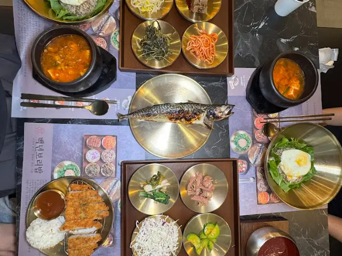 다양하고 정갈한 나물과 반찬 구성