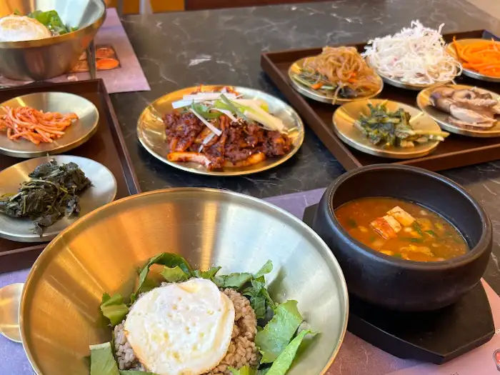 제육볶음과 보리밥, 계란 프라이가 함께 나온 모습