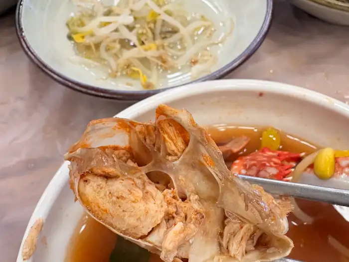 집게로 들어 올려진 꽃게 뼈, 살이 거의 없는 모습