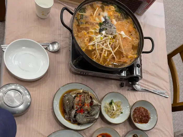 앞접시에 덜어진 게국지 일부, 꽃게 조각과 채소가 보임