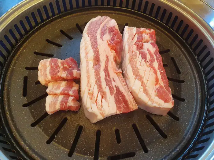 신선한 생고기가 불판 위에 올려질 준비를 하고 있다.