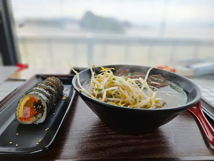 온국수와 김밥의 조화로운 한상차림