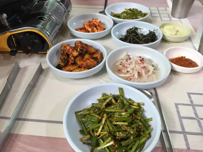 다양한 밑반찬이 차려진 모습