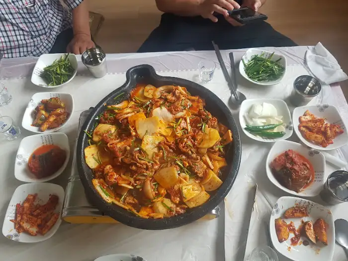 푸짐하게 차려진 오리불고기 한상차림