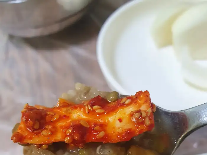 오리불고기를 쌈 채소에 싸서 먹는 모습 (추정)