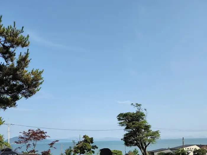 카페 위로에서 바라본 바다 풍경