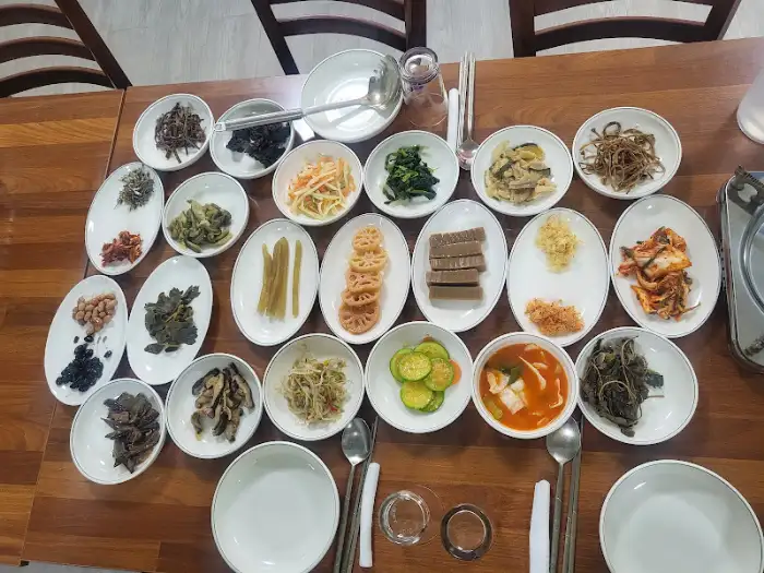 테이블 가득 차려진 20가지 이상의 밑반찬
