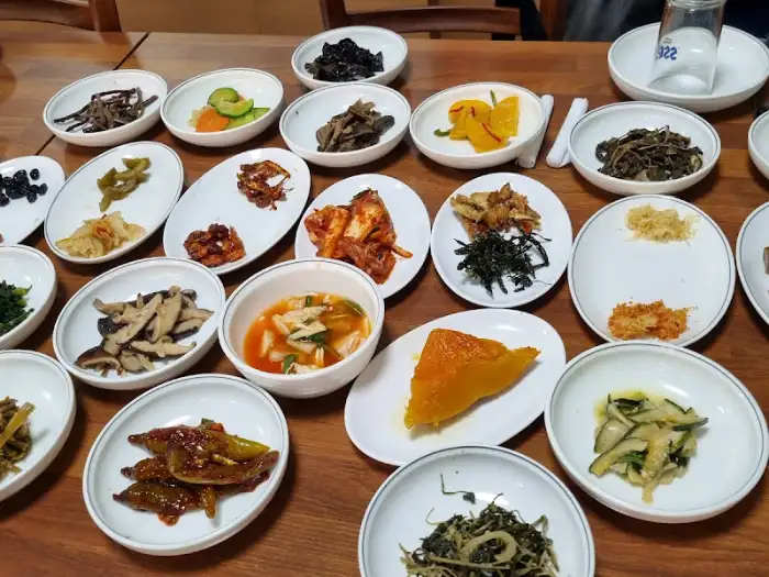 또 다른 각도에서 바라본 밑반찬 모습