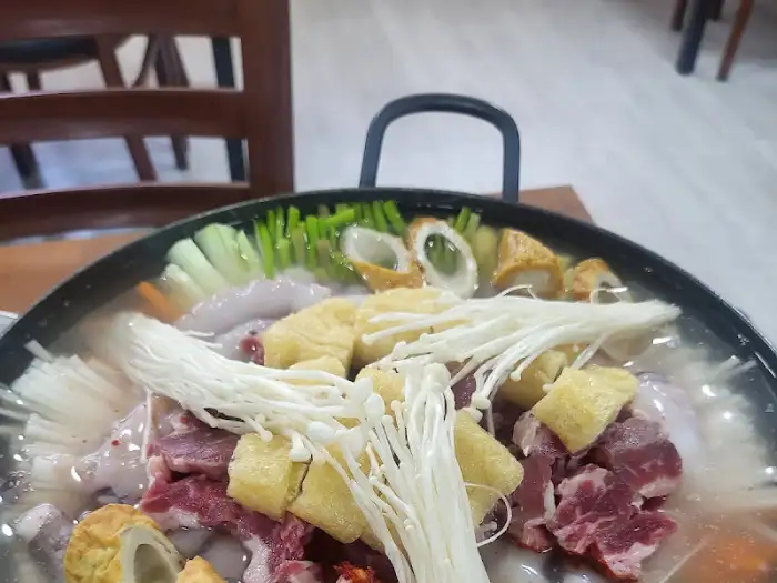 보글보글 끓고 있는 전골 냄비