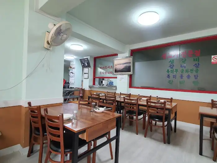 식당 내부 모습 (테이블, 의자, 창문 등)
