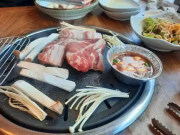이 동네, 육즙 폭발 고기 맛집 발견! 여기가 바로 푸짐함의 성지!