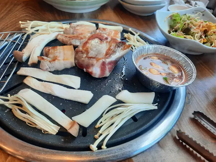 익어가는 고기와 곁들임 메뉴