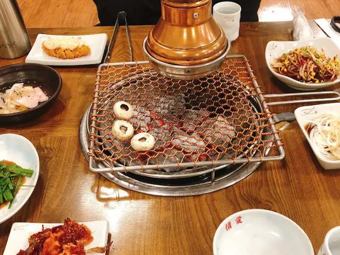 화로에 구워지는 버섯과 고기