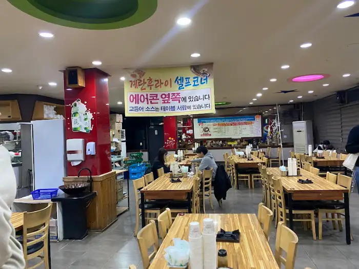 식당 내부의 계란 셀프 코너 안내문