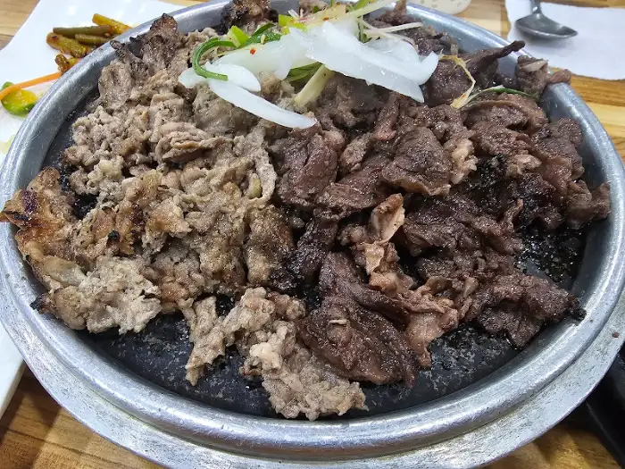 푸짐하게 차려진 불고기와 밑반찬