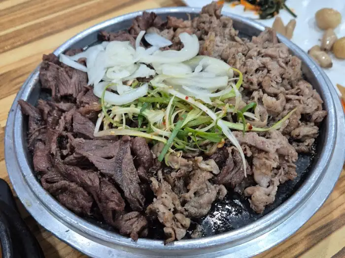 철판에 올려진 소불고기와 돼지불고기