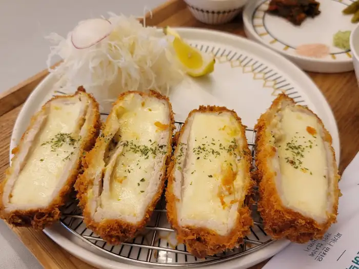 치즈가 쭉 늘어나는 치즈 돈까스