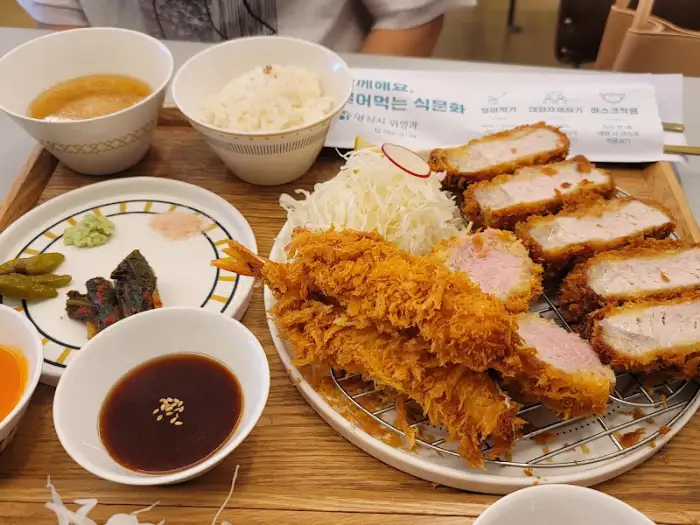 정갈하게 차려진 돈까스 한상차림