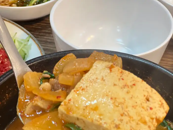 된장찌개 속 두부와 각종 채소의 모습
