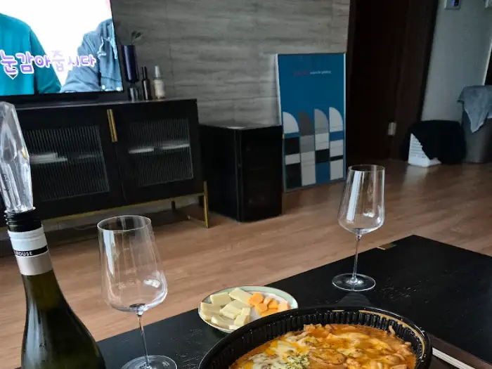 와인과 찜닭, 치즈가 놓인 테이블