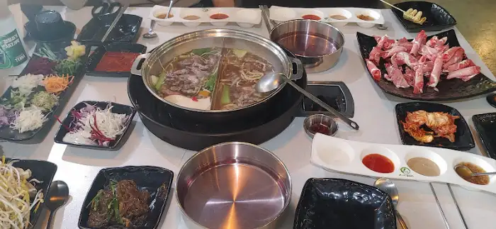 다양한 샤브샤브 재료와 곁들임 음식들