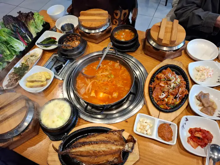 푸짐하게 차려진 한 상차림
