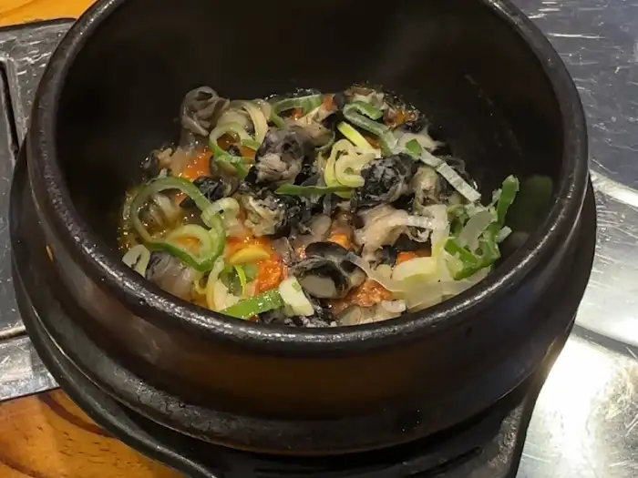 쫄깃한 우렁이 들어간 뚝배기 음식