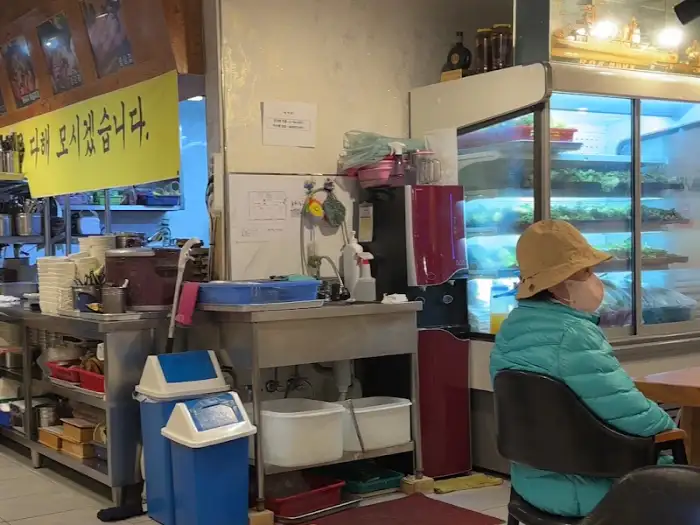가게 내부 모습, 테이블과 주방 일부