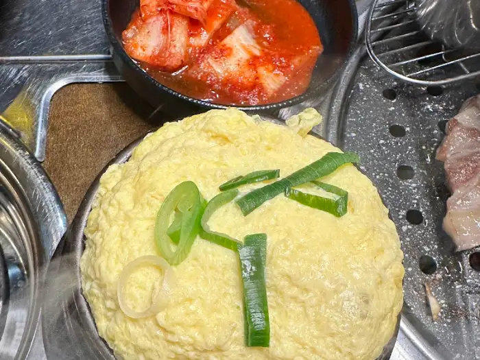 김치와 함께 계란찜이 나온 모습.